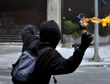 Θεσσαλονίκη: Επεισοδιακή νύχτα με μολότοφ έξω από ΑΠΘ και Τουρκικό Προξενείο